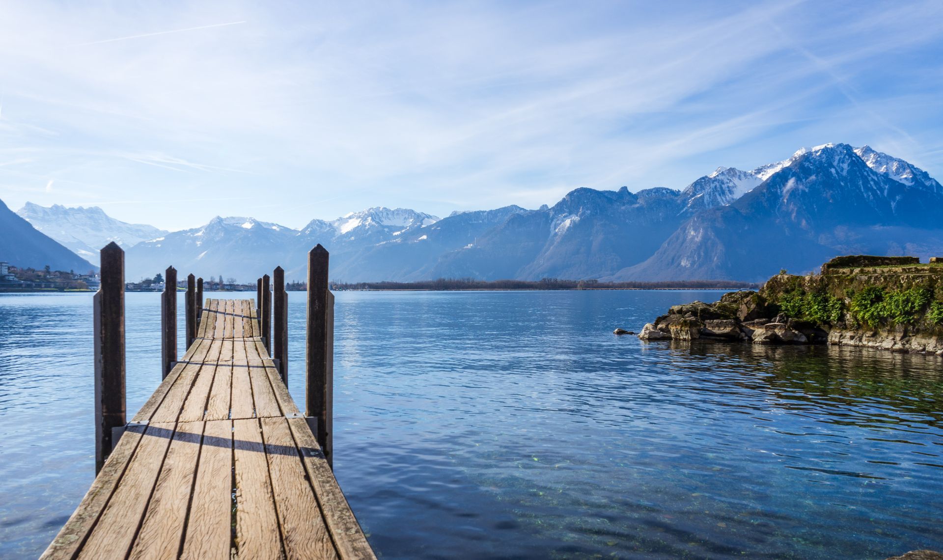 Le lac Léman vu depuis un ponton au château de Chillon