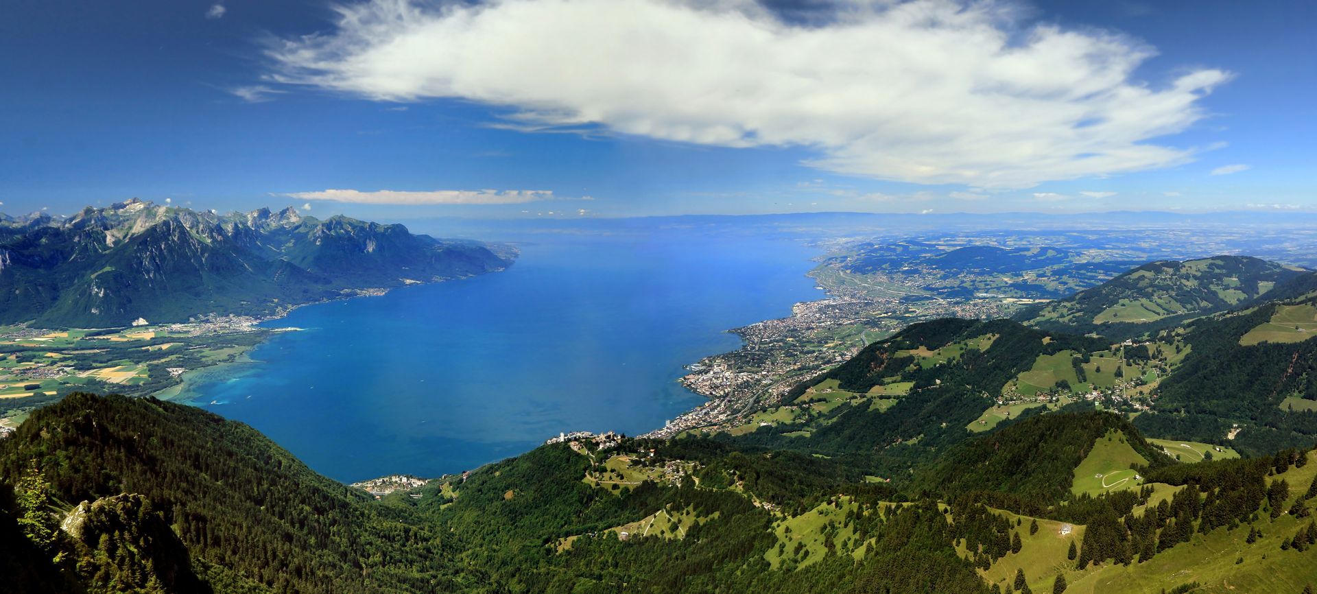 Vue aérienne du lac Léman depuis les rochers de Naye en Suisse