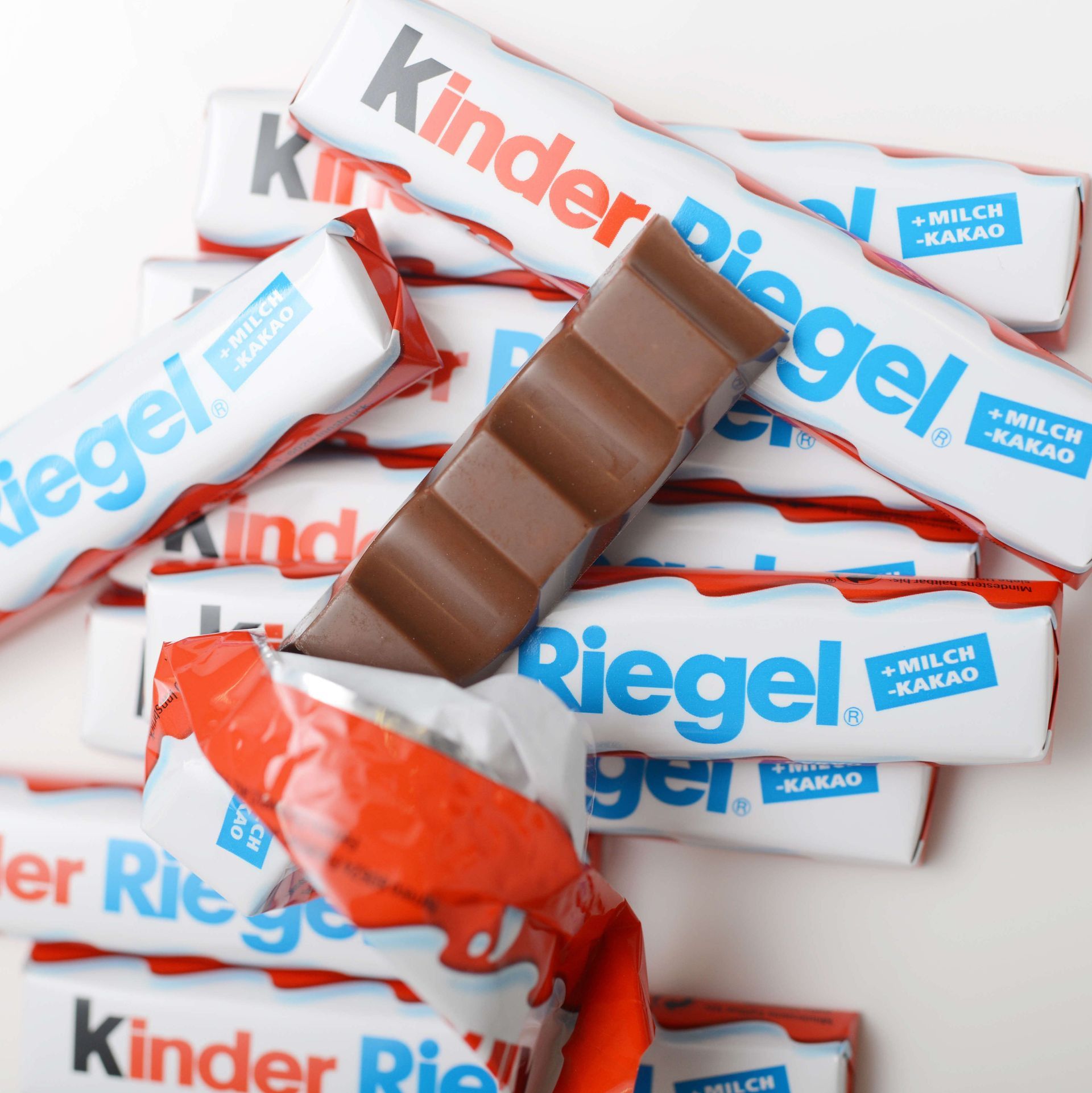 Ein Stapel Kinder Riegel Schokoriegel