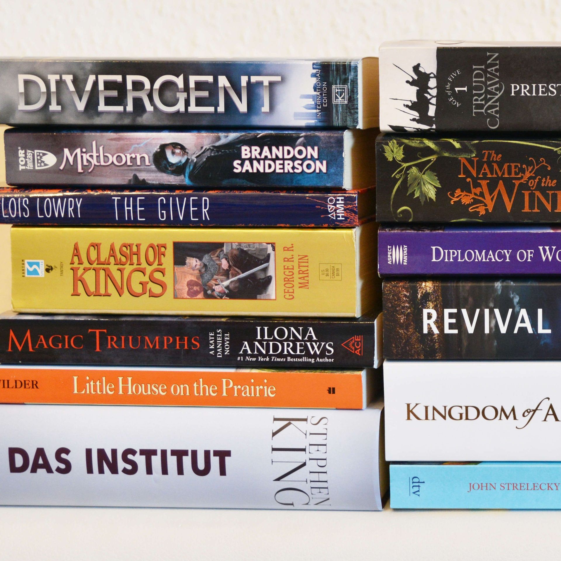 Ein Stapel Bücher, darunter Divergent und Kingdom of a