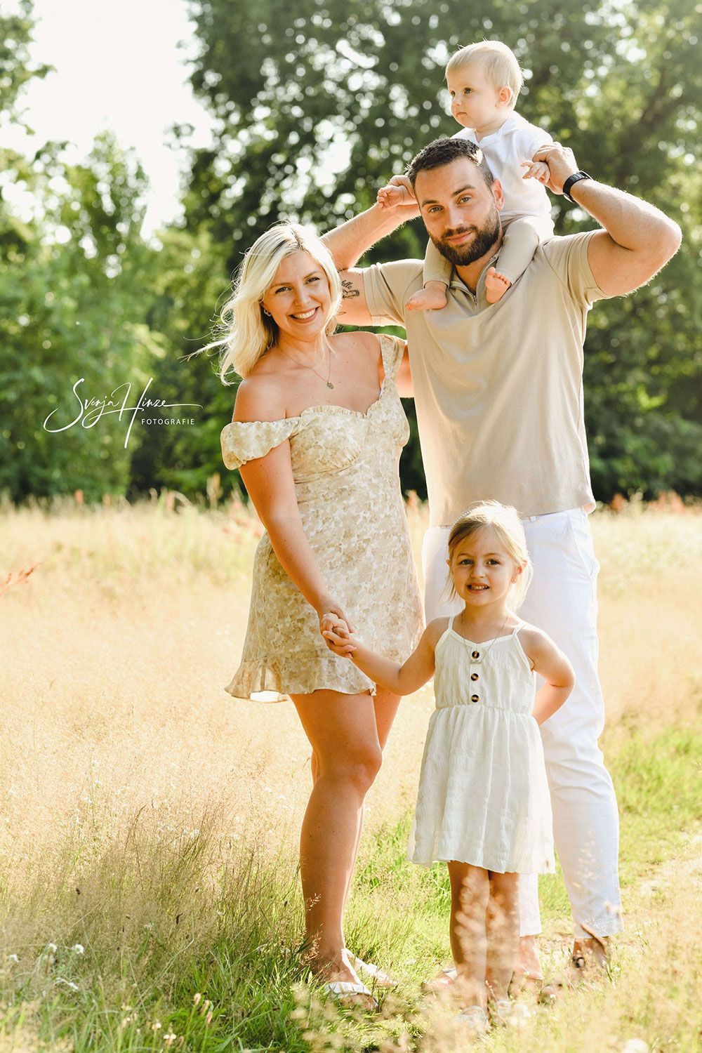 Eine Familie posiert auf einem Feld für ein Foto.