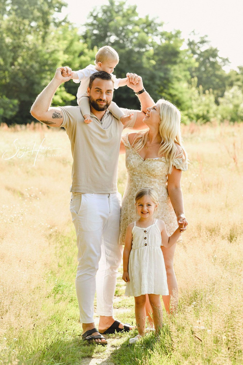 Eine Familie posiert auf einem Feld für ein Foto.