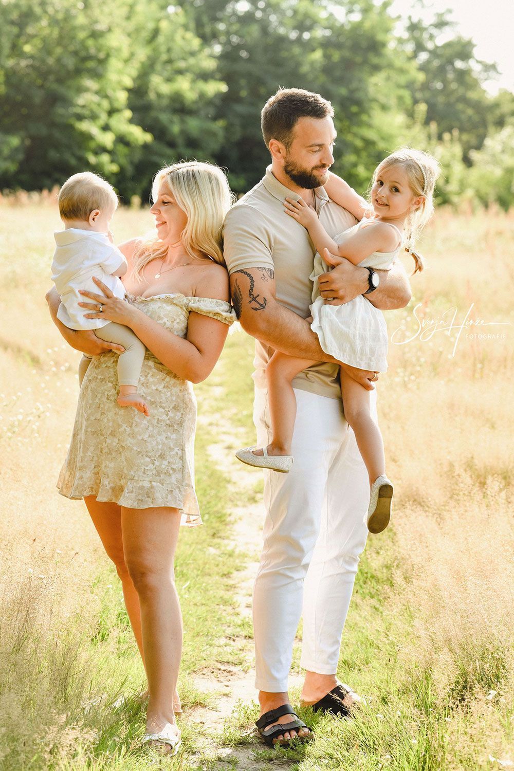 Eine Familie posiert auf einem Feld für ein Foto.
