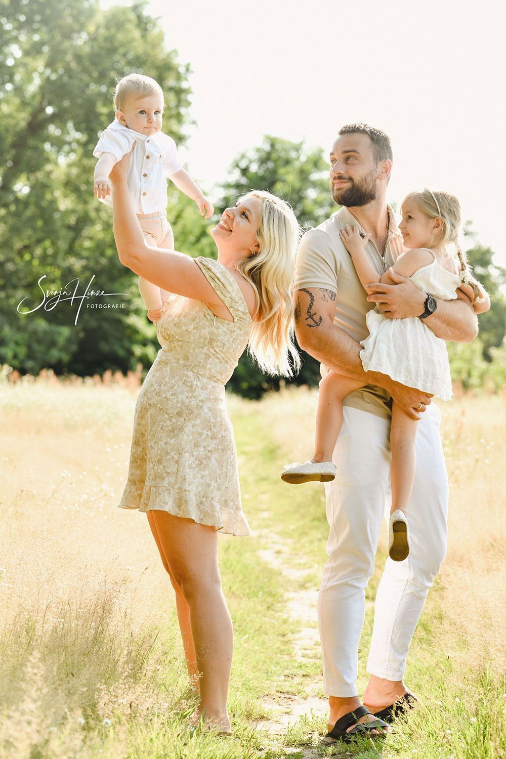 Eine Familie posiert auf einem Feld für ein Foto.