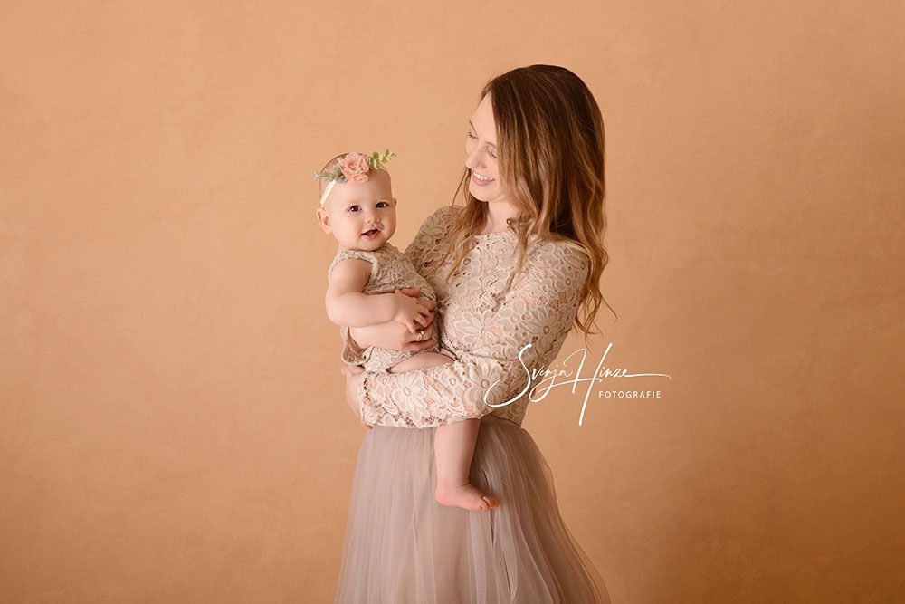 Eine Frau hält ein Baby in ihren Armen.