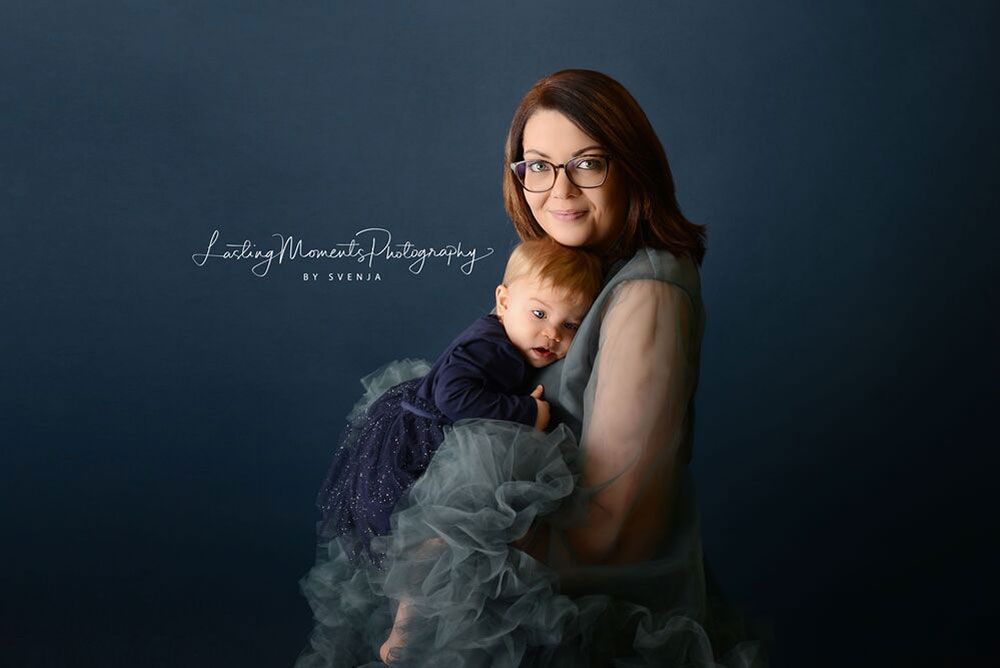 Eine Frau hält ein Baby in ihren Armen.