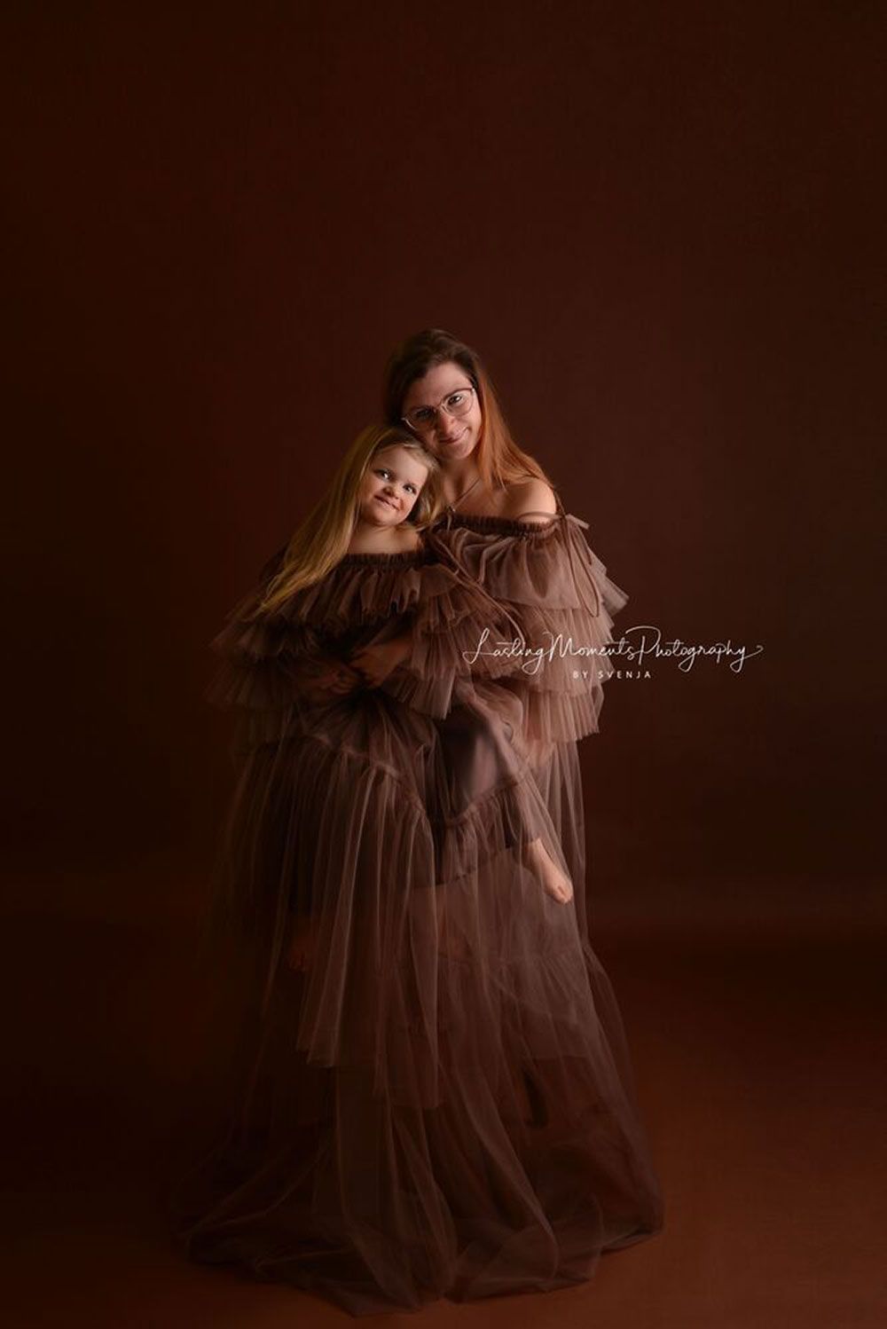 Eine Mutter und ihre Tochter posieren zusammen für ein Foto.