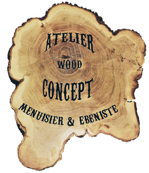 Armoires de cuisine en bois avec un évier de ferme et une grande fenêtre donnant sur un paysage arboré.