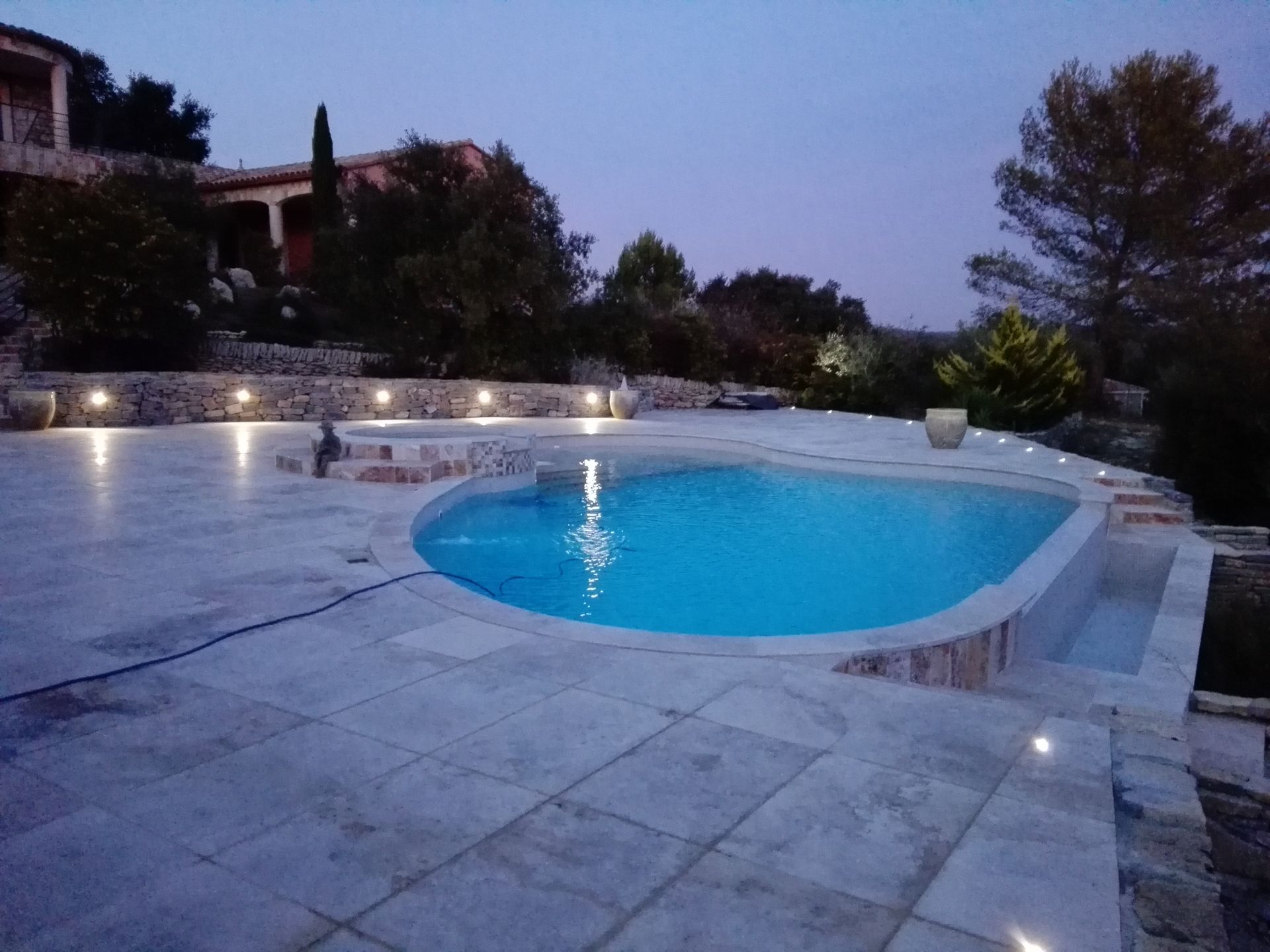 Éclairage tour de piscine