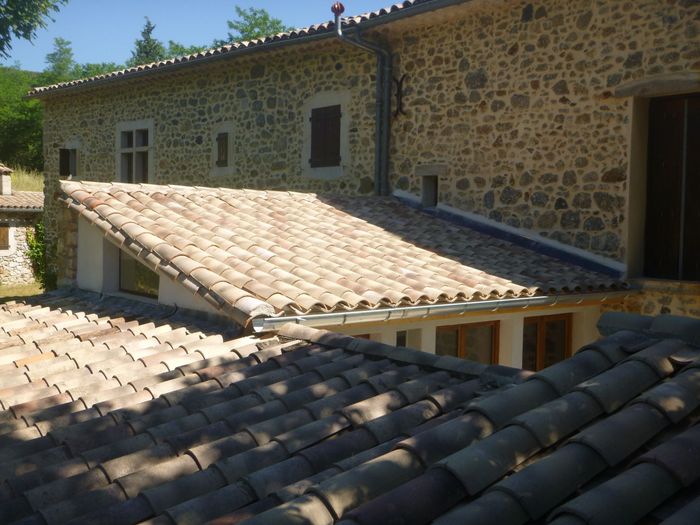 Travaux de couverture en tuiles sur une maison