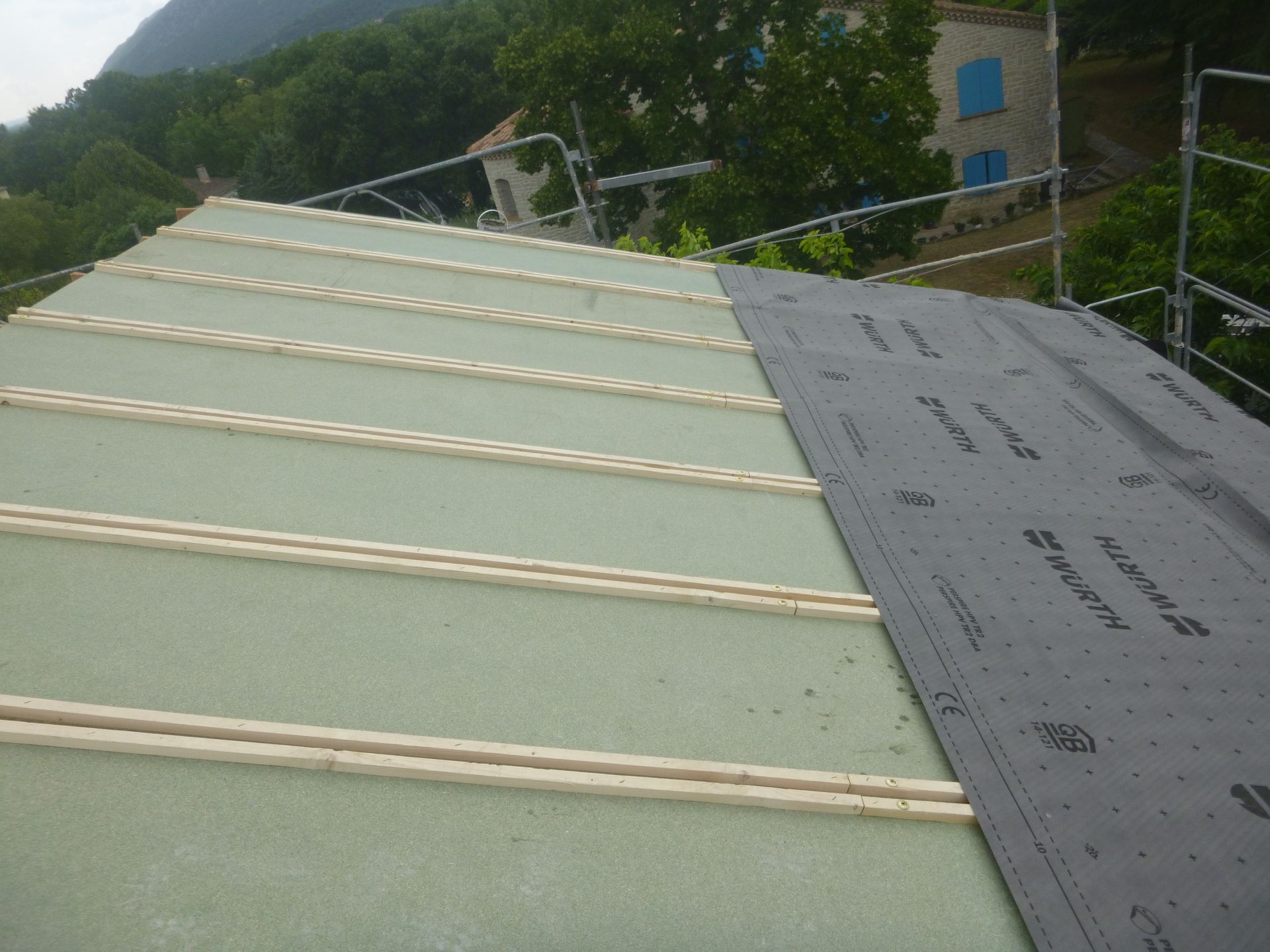 Isolation thermique par l'extérieur d'une toiture par nos équipes