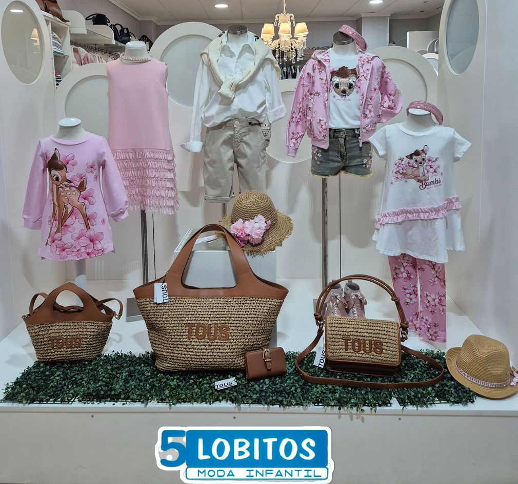 Un escaparate de tienda con un cartel que dice 5 lobitos