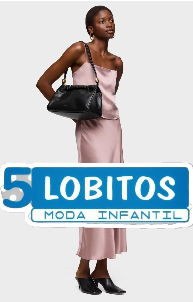 Mujer con un traje de satén rosa y un bolso negro. Anuncio de