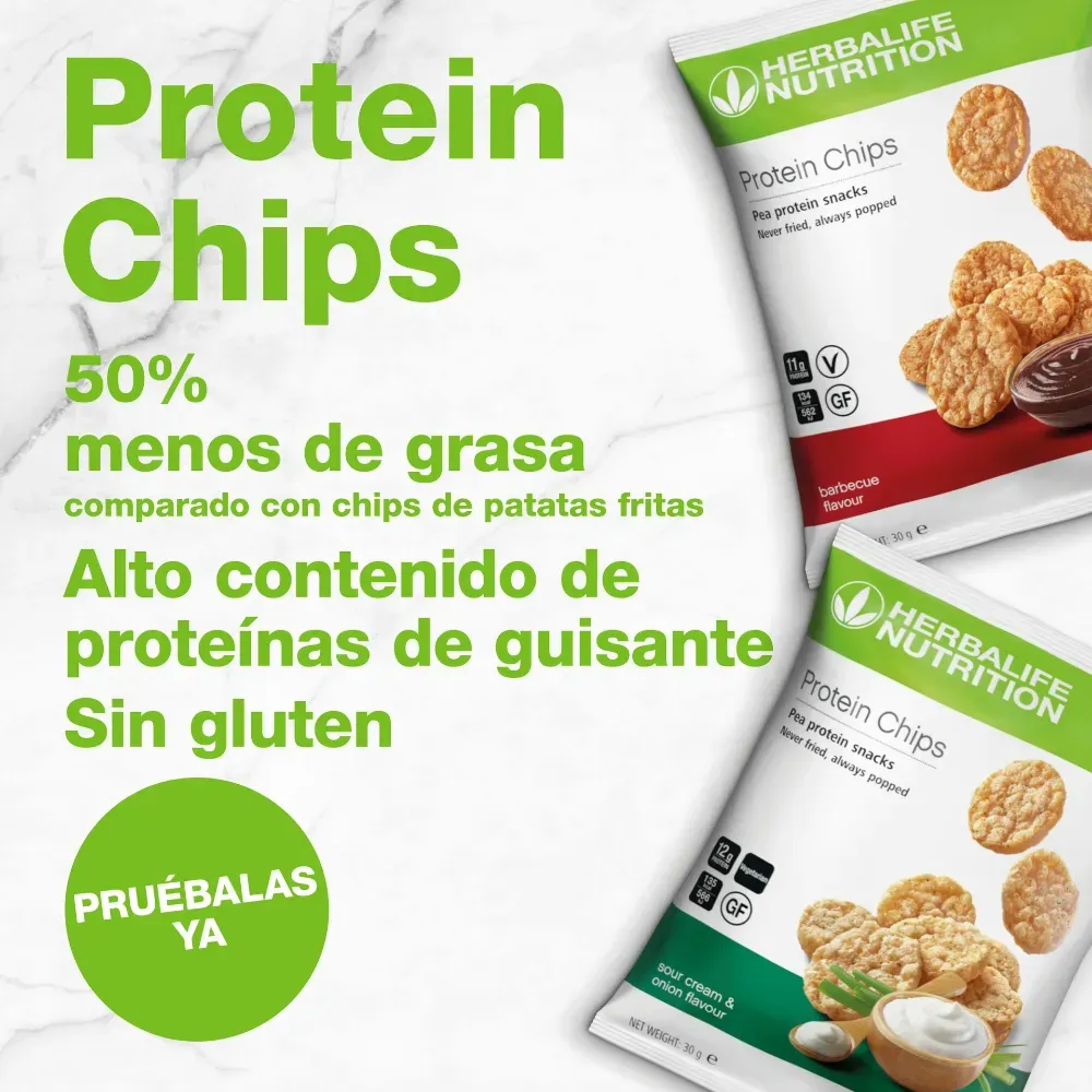 Anuncio de Herbalife Protein Chips en verde y blanco, que muestra bolsas de patatas fritas y texto en español sobre menos grasa y sin gluten.