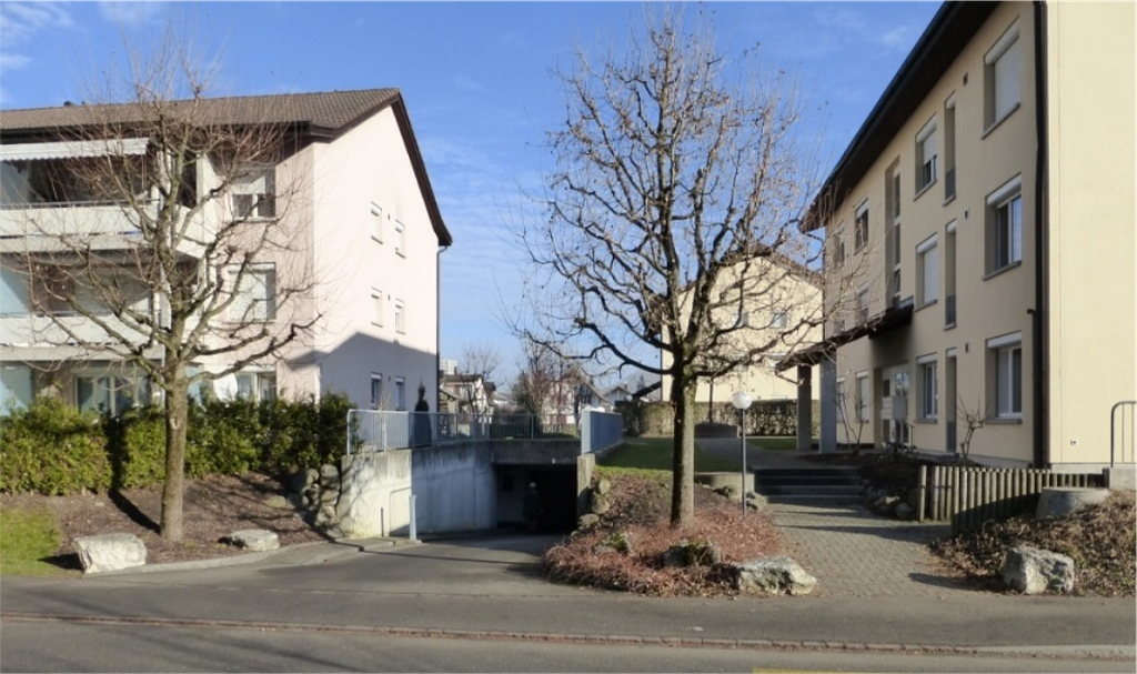 Reinach - Einfahrt Tiefgarage zwischen Bachstr. 9 + 11