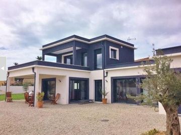 Maison contemporaine à étage dans la Loire.