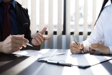L'agent d'assurances habitation et le client signent un contrat d'assurance avec leur compagnie d'assurances, acceptant les conditions et les garanties.