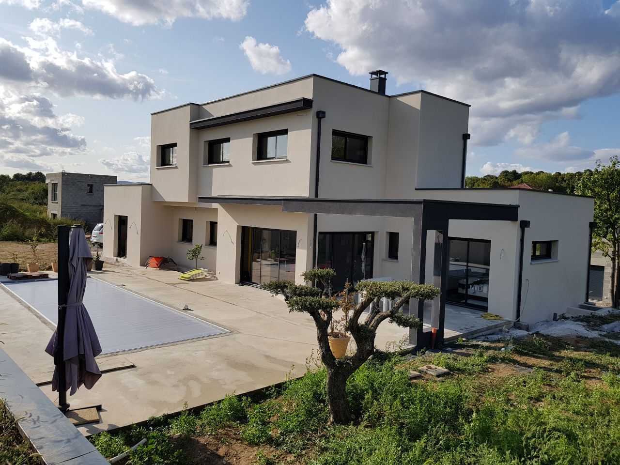 Maison contemporaine à étage dans le Rhône.