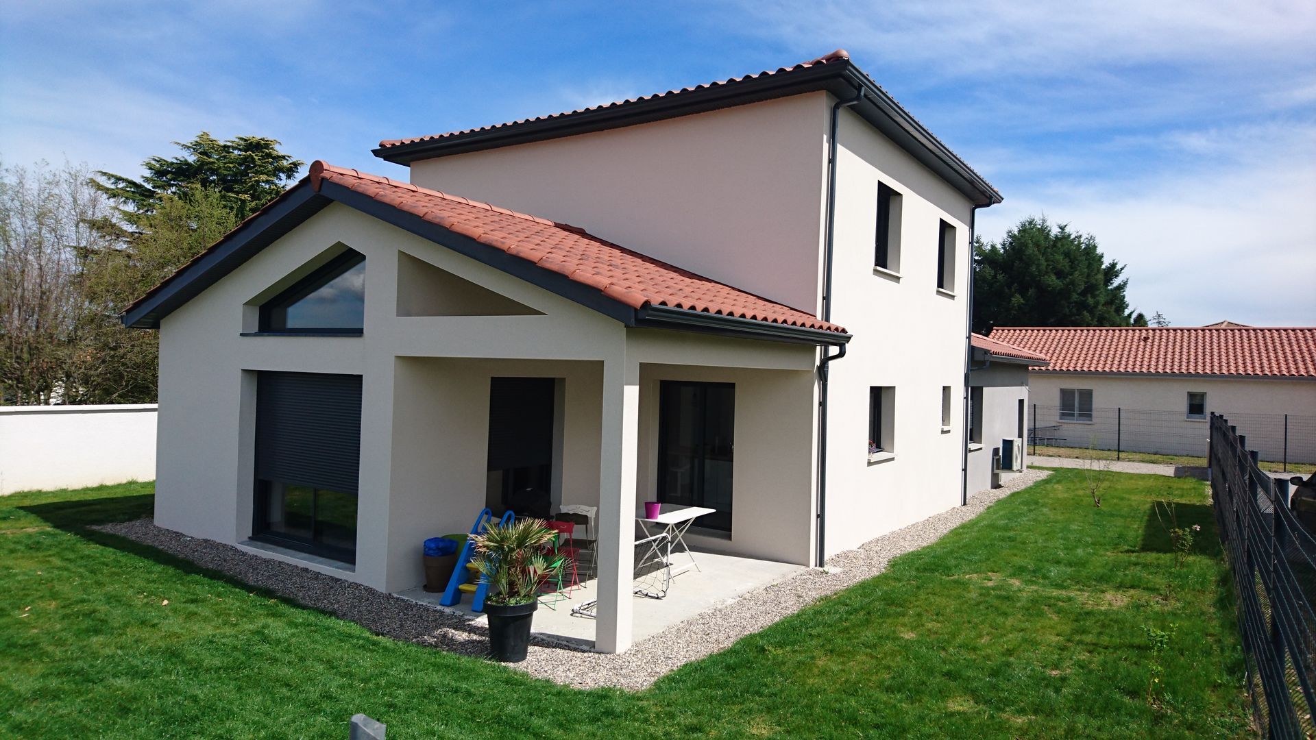 Maison moderne à étage dans le Rhône.