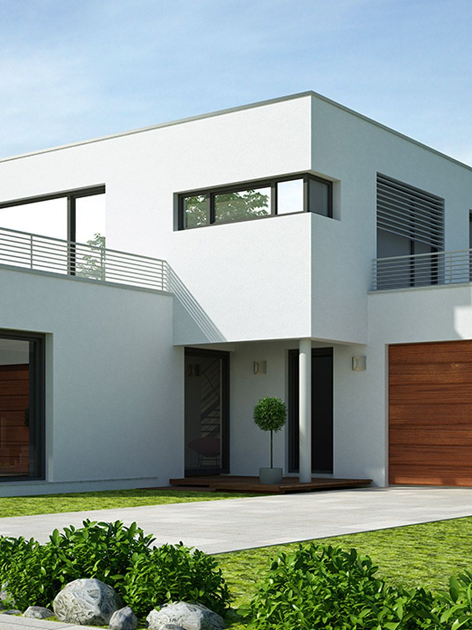 Villa moderne blanche de deux étages avec porte de garage en bois, pelouse à l'avant et ciel dégagé.