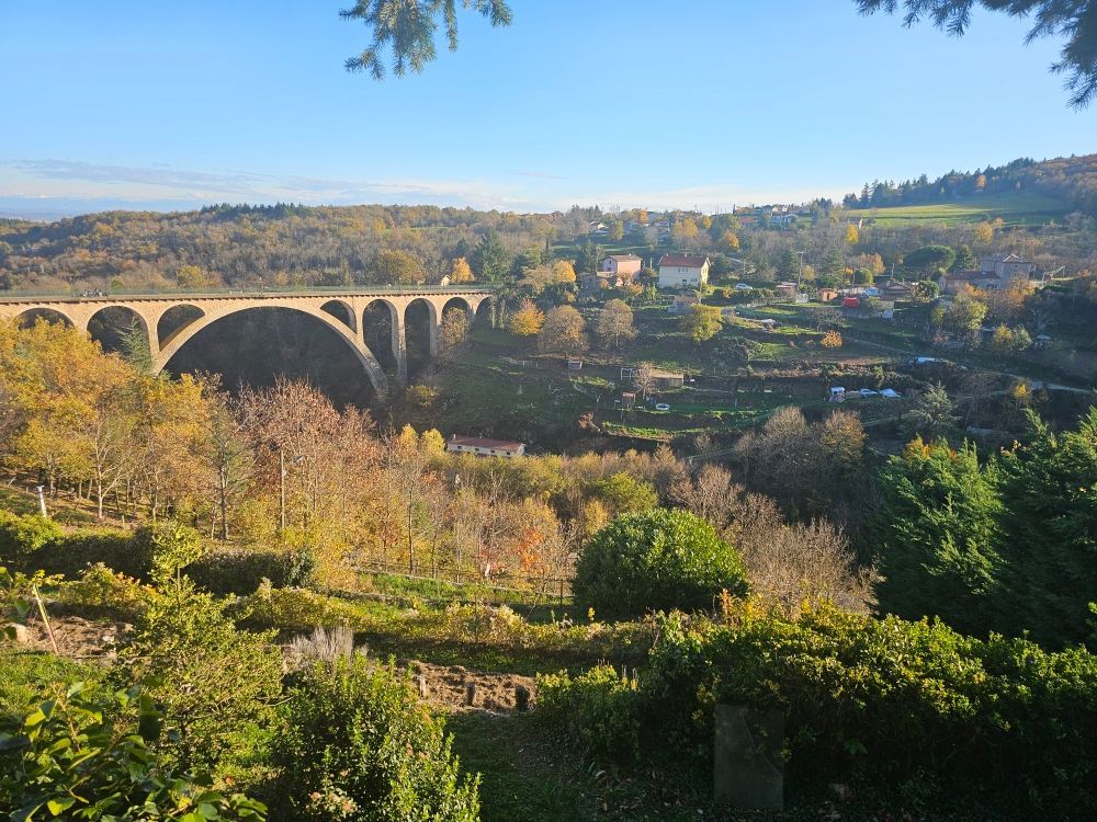 Terrain à bâtir de 650 m², situé à Pélussin, dans la Loire (42) avec vue sur un viaduc.