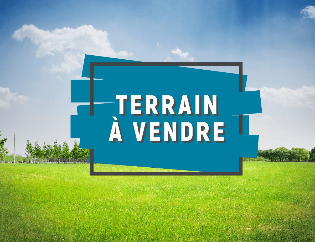 Panneau TERRAIN À VENDRE sur fond de ciel bleu et champ vert.