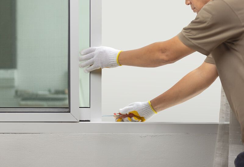 Artisan débloquant une fenêtre