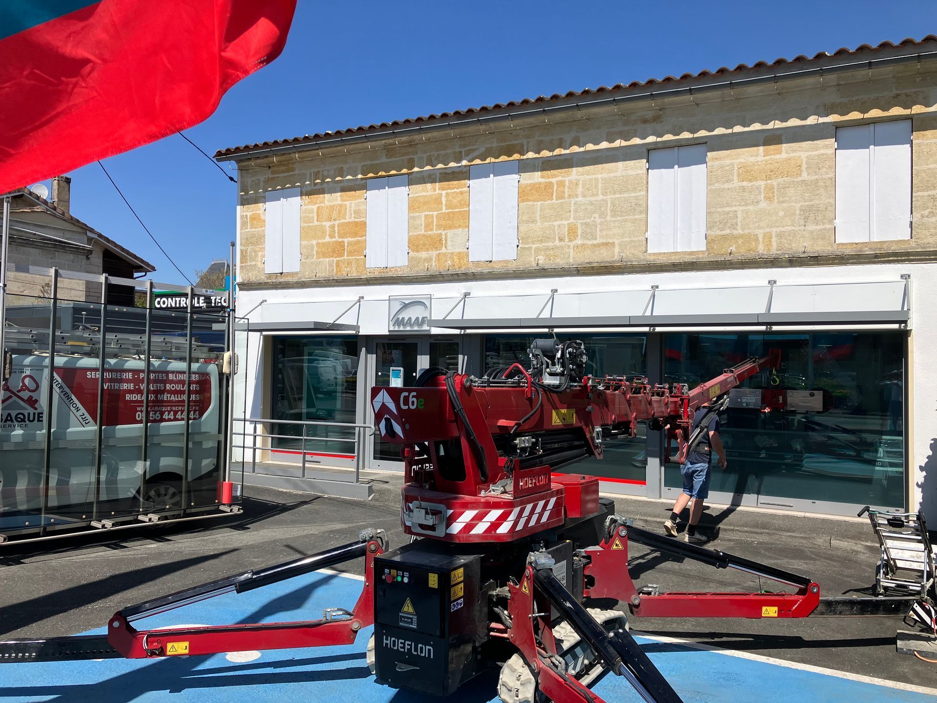 remplacement d'un vitrage d'une vitrine de magasin