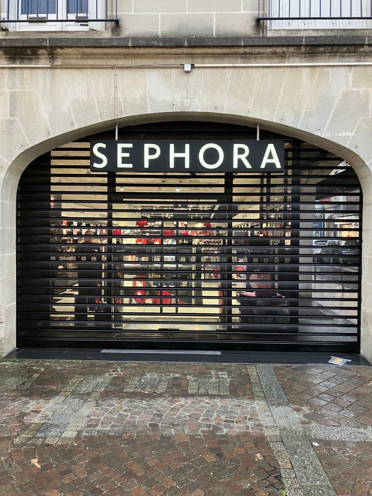 Vitrine de magasin posée par nos soins