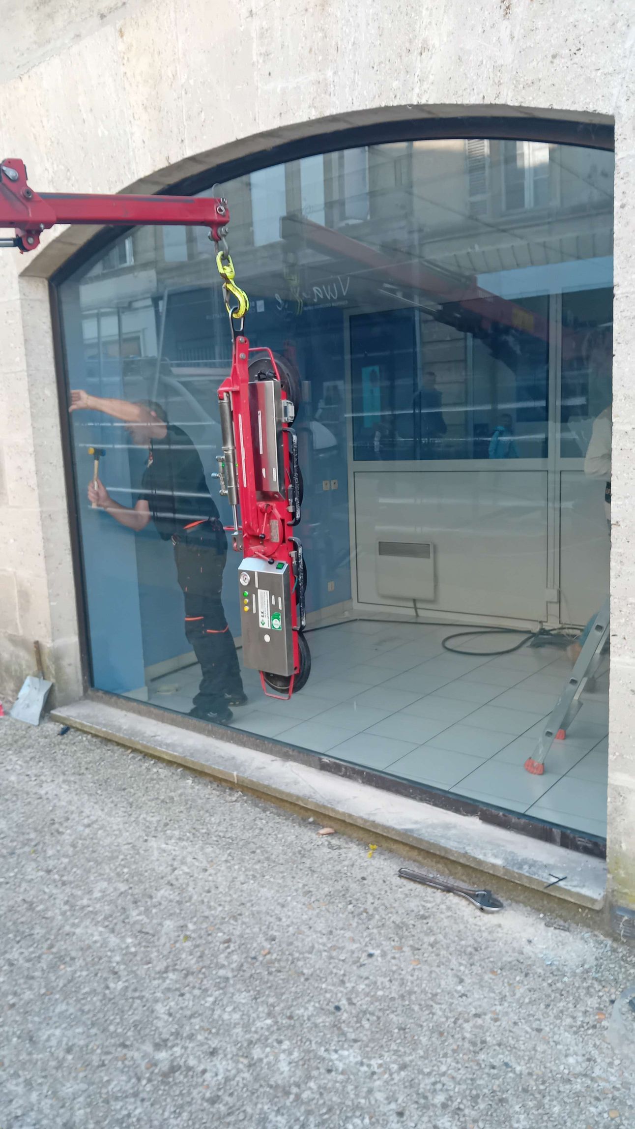 installation d'un double vitrage feuilleté pour une vitrine de magasin