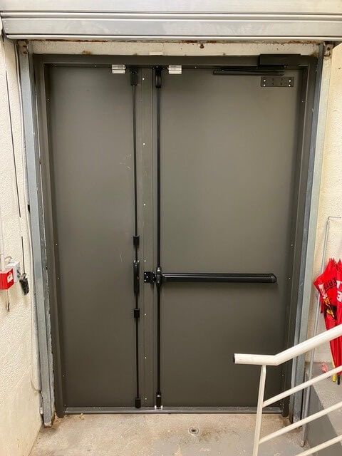 Porte de service posée par Abaque Service