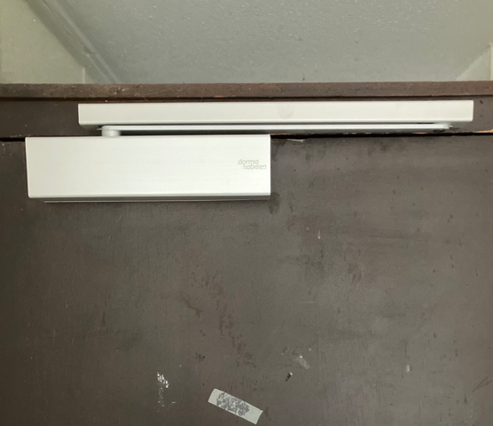 pose d'un ferme porte
