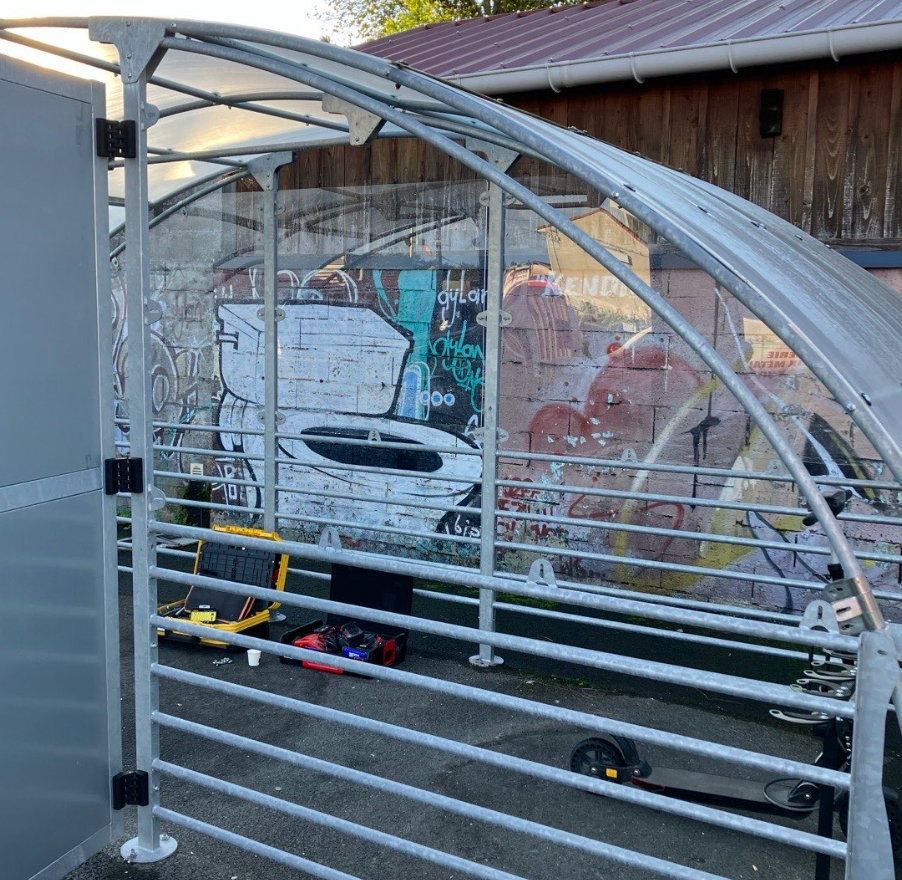 Remplacement de plexiglass par de la tôle