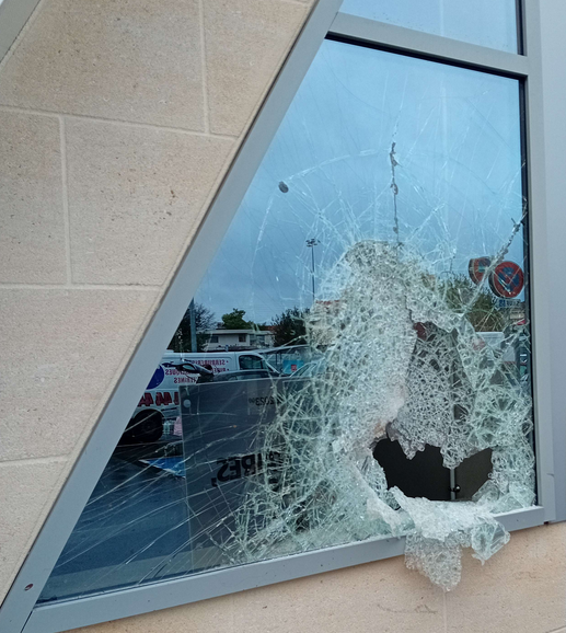 vitre avec un double vitrage de forme triangulaire cassée à remplacer à Bordeaux
