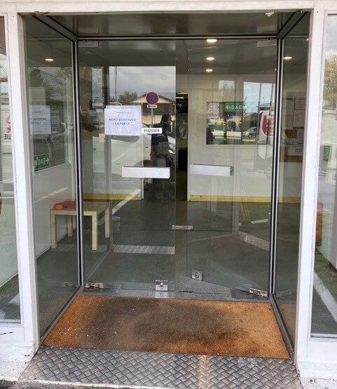 installation d'une porte vitrée avec un vitrage trempé