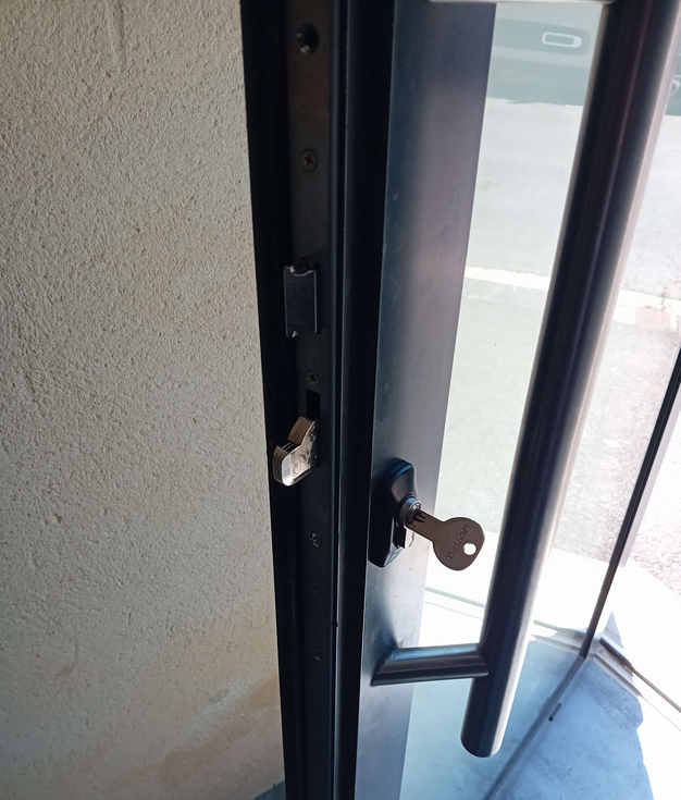 Porte réparée par notre entreprise Abaque Service