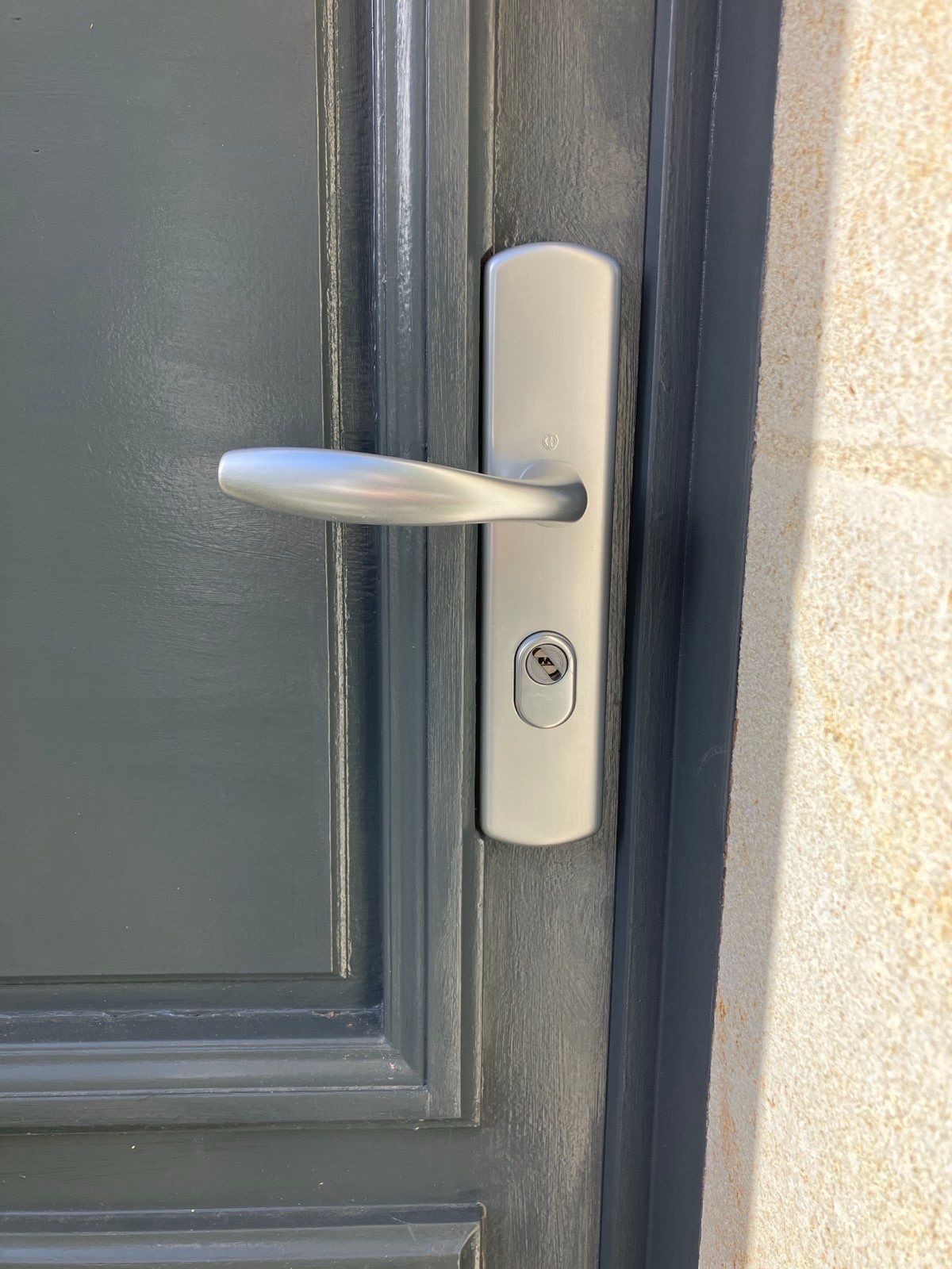 installation d'une serrure pour un fonctionnement et une sécurité optimale avec une serrure haute sécurité