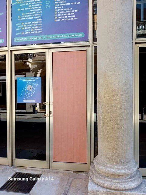 Plaque en bois pour sécurisation de vitre brisée