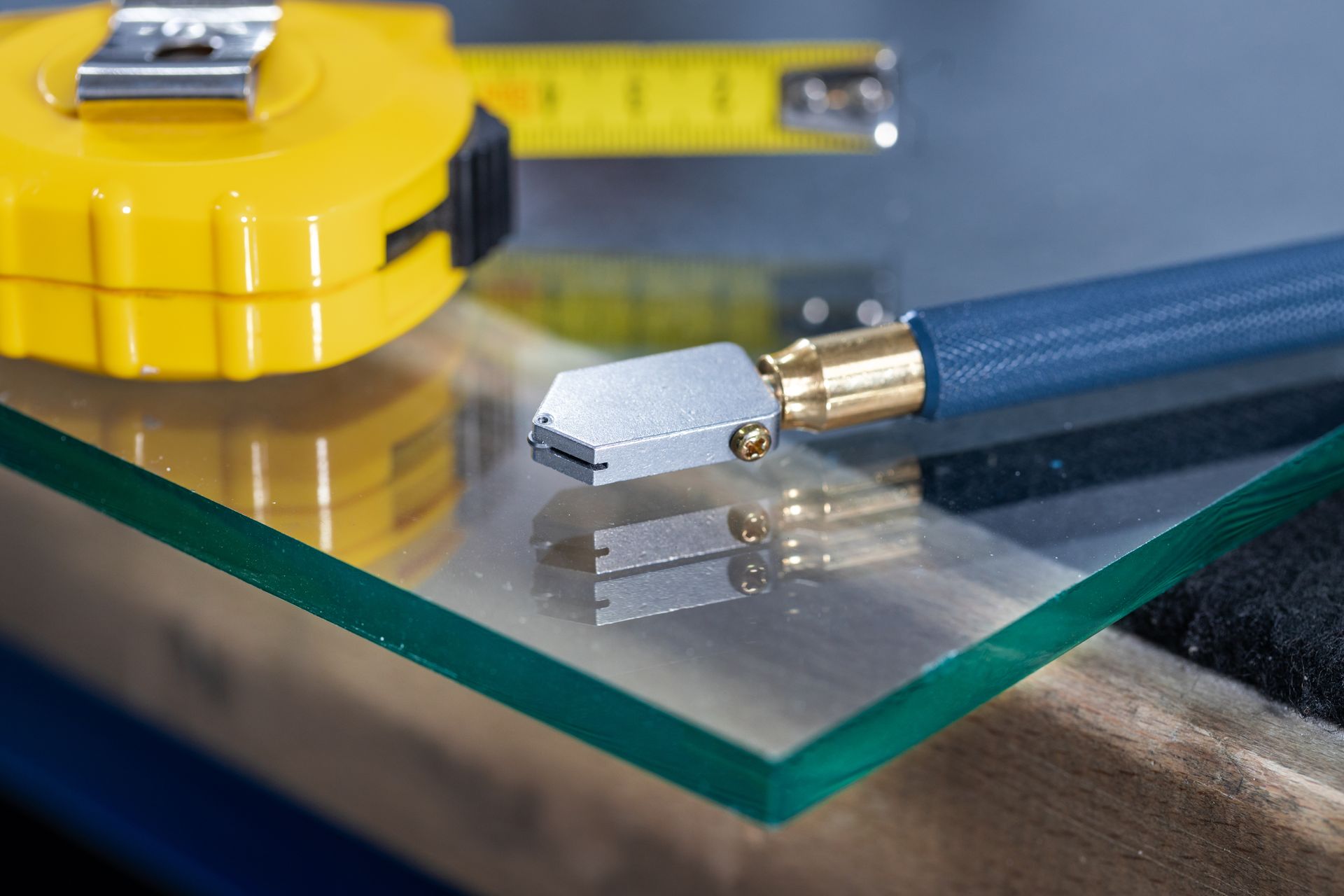 Riparazione di vetrate esterne grazie a un carrello elevatore