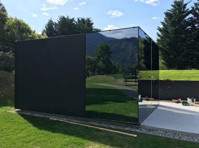 Struttura in vetro in un parco