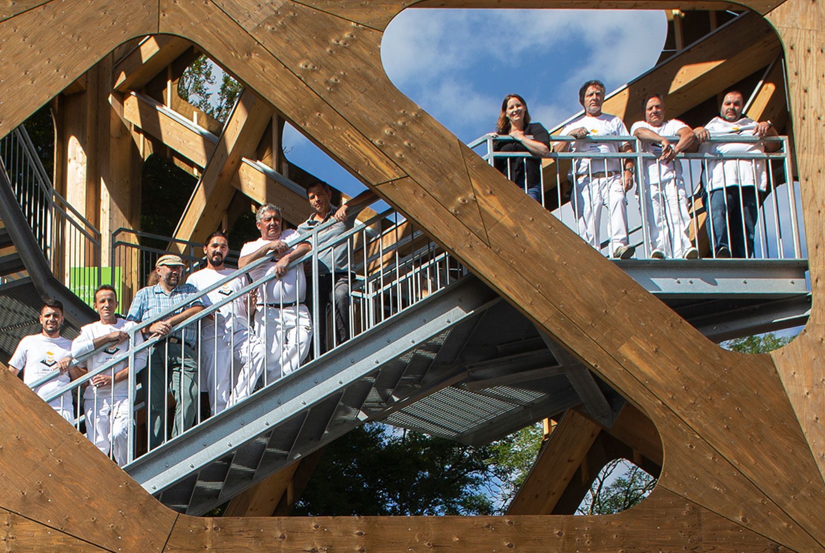 Eine Gruppe von Menschen steht auf einer Treppe