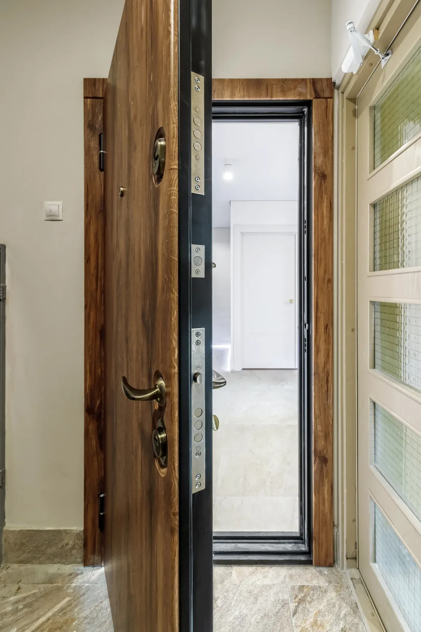 Puertas acorazadas abiertas o puertas antiocupas