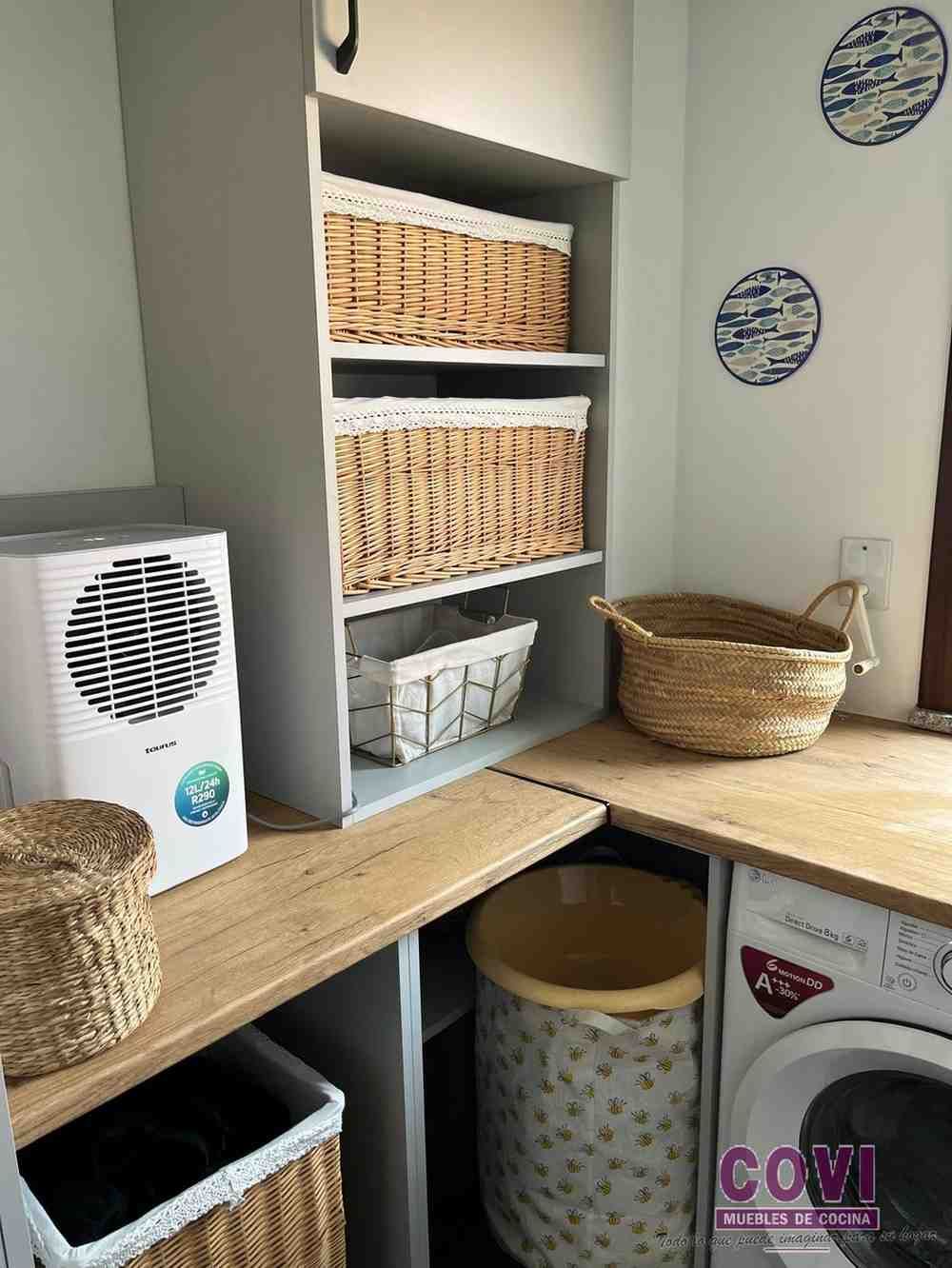 Lavandería con encimeras de madera, cestas de mimbre y lavadora.