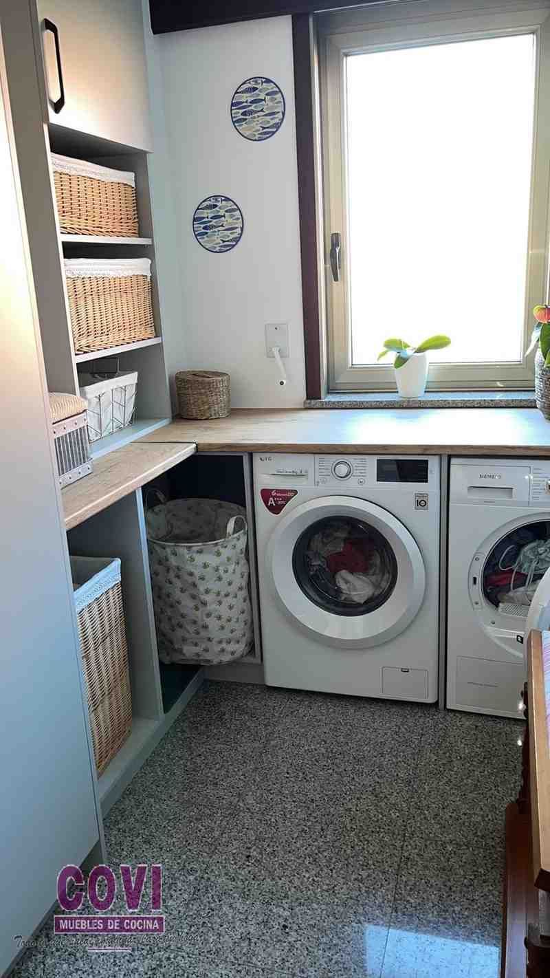 Lavandería con estanterías grises, dos lavadoras, cestas y ventana.
