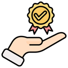 Mano che regge un distintivo dorato con un segno di spunta, a indicare qualità o approvazione.