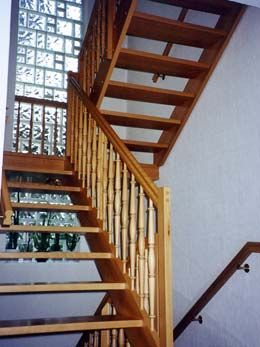 braune Holztreppe