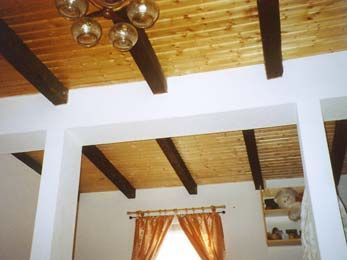 weiße Holzbalken im Haus