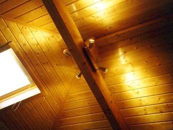 braune Holzdecke im Haus