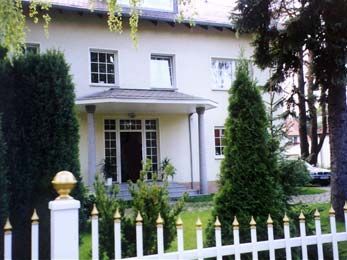 weißes Haus mit weißem Zaun