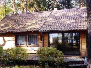 kleines Haus mit dunklem Dach